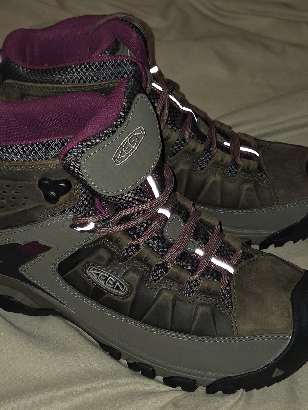 KEEN TARGHEE III Women's Mid Lace-Up Hiking Boots in Weiss/Boysenberry - Picture 2 of 6